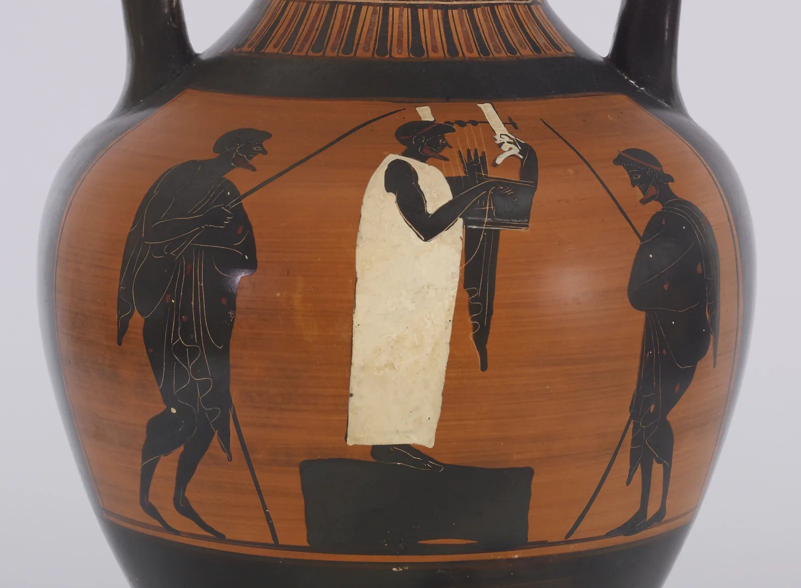 Black-figure amphora: a kitharode in a white robe stands on a podium between two judges