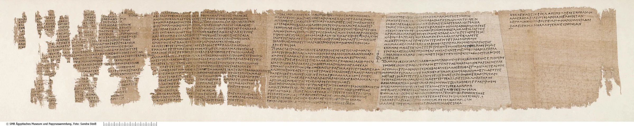 A long horizontal strip of papyrus with columns of Greek text: Timotheus’s Persians